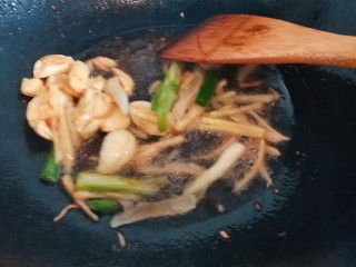 16、椒香辣子鸡,倒入大蒜、生姜、葱头，大火扁香