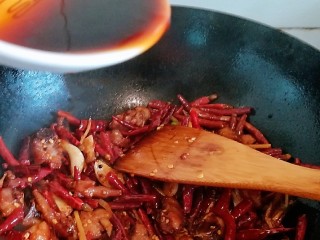 20、椒香辣子鸡,倒入酱汁提鲜