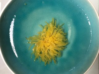 5、重庆冰粉,冰粉水烧开后趁热放入菊花，放入冰箱冷藏一夜后取出，菊花在晶莹剔透的冰粉里绽放着，美美哒。