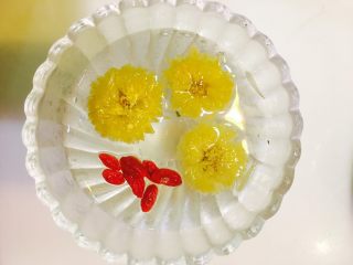 6、重庆冰粉,冰粉水烧开后趁热放入菊花、枸杞等，放入冰箱冷藏一夜后取出，枸杞、菊花在晶莹剔透的冰粉里色彩鲜艳美丽。