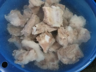 4、山药排骨汤,放温水中清洗干净