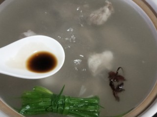 10、山药排骨汤,煮开后加少许醋，转中小火煲1小时