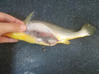 5、红烧黄花鱼,再切开肚子，掏出内脏