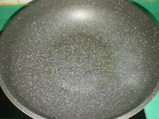 7、红烧黄花鱼,麦饭石不粘锅放少许油