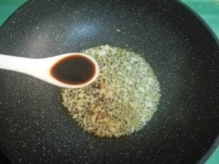 11、红烧黄花鱼,然后放入两汤匙生抽