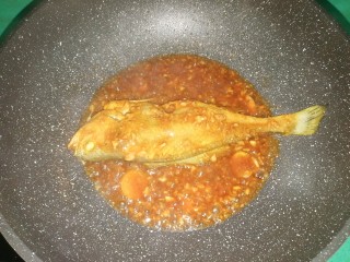 15、红烧黄花鱼,煮至汤汁浓稠