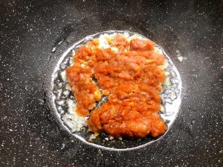 5、肉末冬瓜,锅里放入适量油，把腌制好的肉末倒入煸炒至熟。