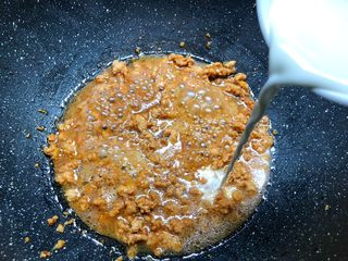 7、肉末冬瓜,把水淀粉倒入，快速翻炒，汤汁不用太稠，留着拌饭吃，超级美味。