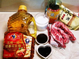 1、糖醋小排,把食材准备好