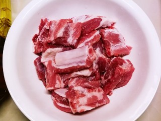 2、糖醋小排,猪肋排清洗干净切小块备用