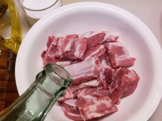 3、糖醋小排,加入黄酒 盐腌制半小时