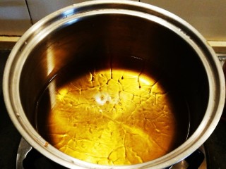 4、糖醋小排,炸锅中放入花生油 