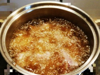 6、糖醋小排,油温6-7成热时 放入腌制好的肋排