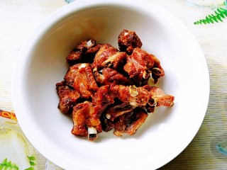 7、糖醋小排,炸至棕红色捞出  颜色稍稍深一点为好