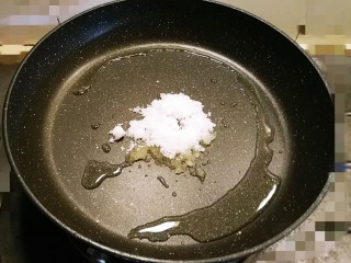 8、糖醋小排,另起油锅加入底油  放入白糖炒糖色