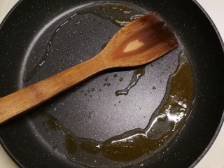 9、糖醋小排,随着加热  糖色变得红亮