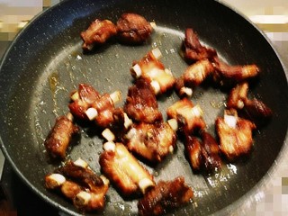 10、糖醋小排,放入炸好的排骨翻炒  让糖浆包裹住排骨