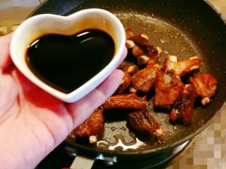 11、糖醋小排,依次放入香醋和生抽