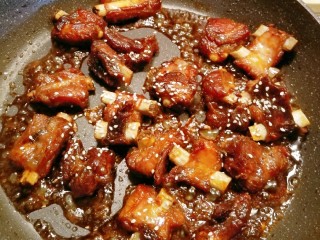 12、糖醋小排,快速翻炒 收汁  撒上芝麻  