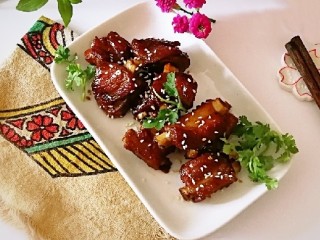 13、糖醋小排,出锅装盘  颜色很诱人