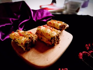 1、海苔肉松面包卷,古话常说：早上要吃得好！如何吃得好，那么就从这一款美味的海苔肉松面包卷开始吧！