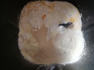 2、海苔肉松面包卷,将面团材料中除黄油外全部放进面包桶中。