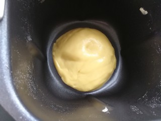 6、海苔肉松面包卷,将面团整理好，让它发酵50分钟左右。