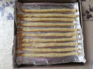 11、海苔肉松面包卷,摆在铺着锡纸的烤盘上。