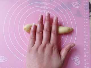 10、海苔肉松面包卷,20分钟后，将小圆面团搓成长条。