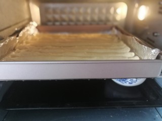 12、海苔肉松面包卷,放入烤箱进行二次发酵，大约需要40分钟左右。底下放一碗热开水。