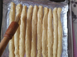 13、海苔肉松面包卷,发酵好的面，表面轻轻刷一层蛋液。