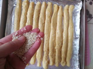 14、海苔肉松面包卷,撒上一些白芝麻。