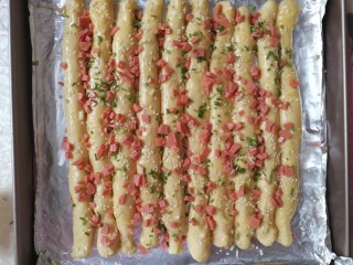 15、海苔肉松面包卷,再撒一些香葱和火腿肠碎