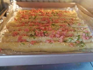 16、海苔肉松面包卷,放入预热好的烤箱中层，上下火，180度烤20分钟左右。