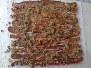 17、海苔肉松面包卷,烤好的面包倒过来，抹上一层沙拉酱，撒上肉松和海苔碎，然后将面包卷起来，切成大小合适的块。