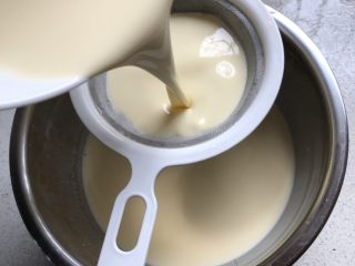 4、奶香布丁,把拌好的布丁液过筛2-3遍