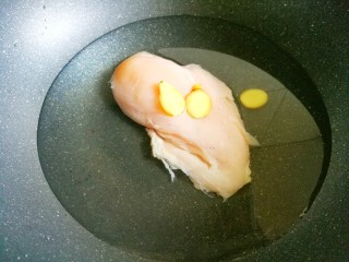 3、酸辣爽口的凉拌鸡丝,加冷水煮十分钟捞出过凉。