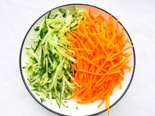 5、酸辣爽口的凉拌鸡丝,黄瓜和胡萝卜都洗净切成丝备用，大蒜和葱切末。