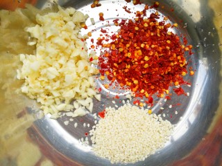 6、酸辣爽口的凉拌鸡丝,蒜末、白芝麻、辣椒粉放入盆中。