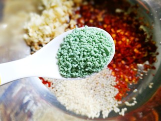 9、酸辣爽口的凉拌鸡丝,1勺鸡精。