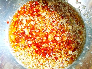 14、酸辣爽口的凉拌鸡丝,一大勺热油，料汁就做好啦。