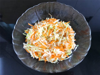 3、萝卜丝饼,加少许盐腌制10分钟后，挤干水份，放入碗中。