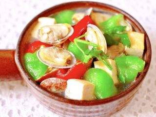 16、丝瓜花蛤炖豆腐,鲜美无比又营养丰富的丝瓜花蛤炖豆腐就出锅咯。