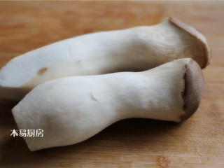 1、蚝油杏鲍菇,把两个杏鲍菇,冲洗干净,备用。