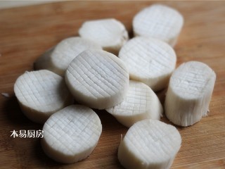 3、蚝油杏鲍菇,在杏鲍菇厚片的两面,用刀纵横交错切上花纹,注意不要切断。