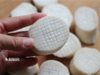 4、蚝油杏鲍菇,看着有些复杂,切起来其实很简单,切一次就会了。