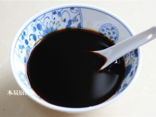 5、蚝油杏鲍菇,调一个酱汁:用2勺蚝油,1勺生抽,1勺白糖,加少许清水搅匀成酱汁。一般来说,不用额外加盐。因为蚝油、老抽、生抽里带的盐分就够了。