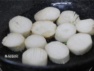 8、蚝油杏鲍菇,把切好的杏鲍菇微微煸炸一下,煎至表面微微带走金黄色。