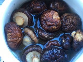 1、香菇栗子炖鸡,香菇先浸泡半天