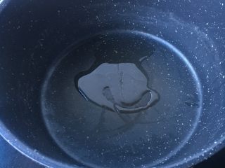 6、香菇栗子炖鸡,锅里倒少许的油